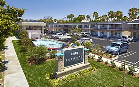 Eden Roc Inn & Suites Near The Maingate